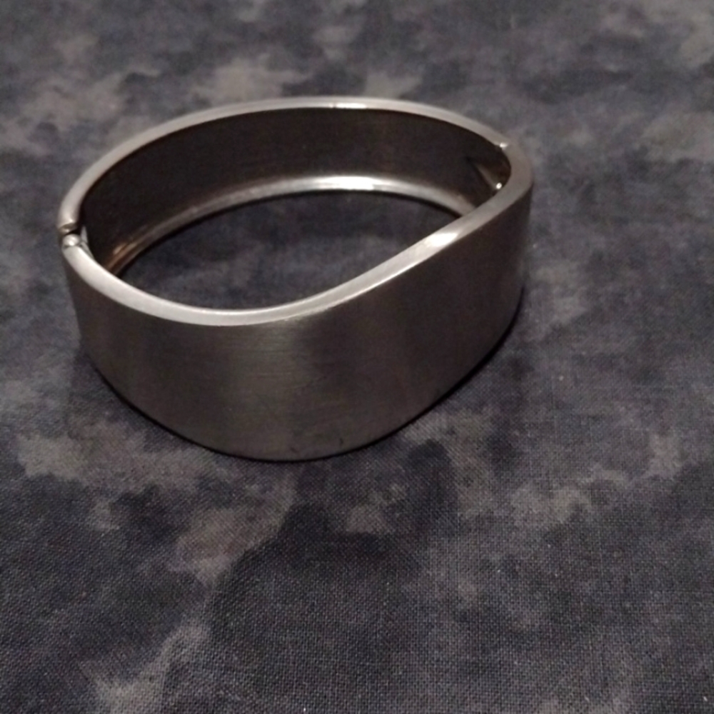 Bracelet hinged in silver tone